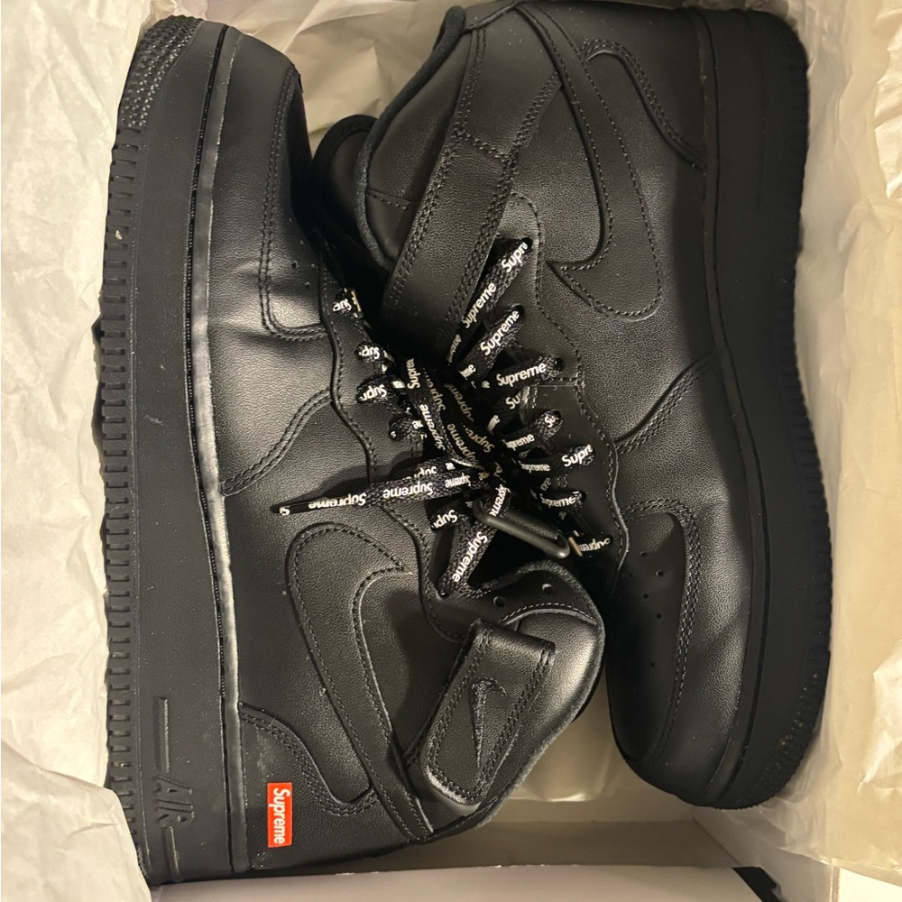 Supreme Black Sneakers Modern Athletic Design
